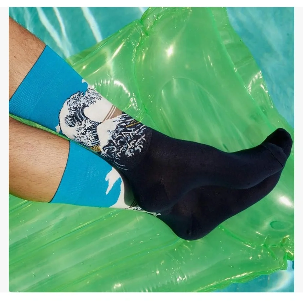 🌹NWT HOT SOX • MenS Famous Artist Series Great Waves Blue & White Crew Socks